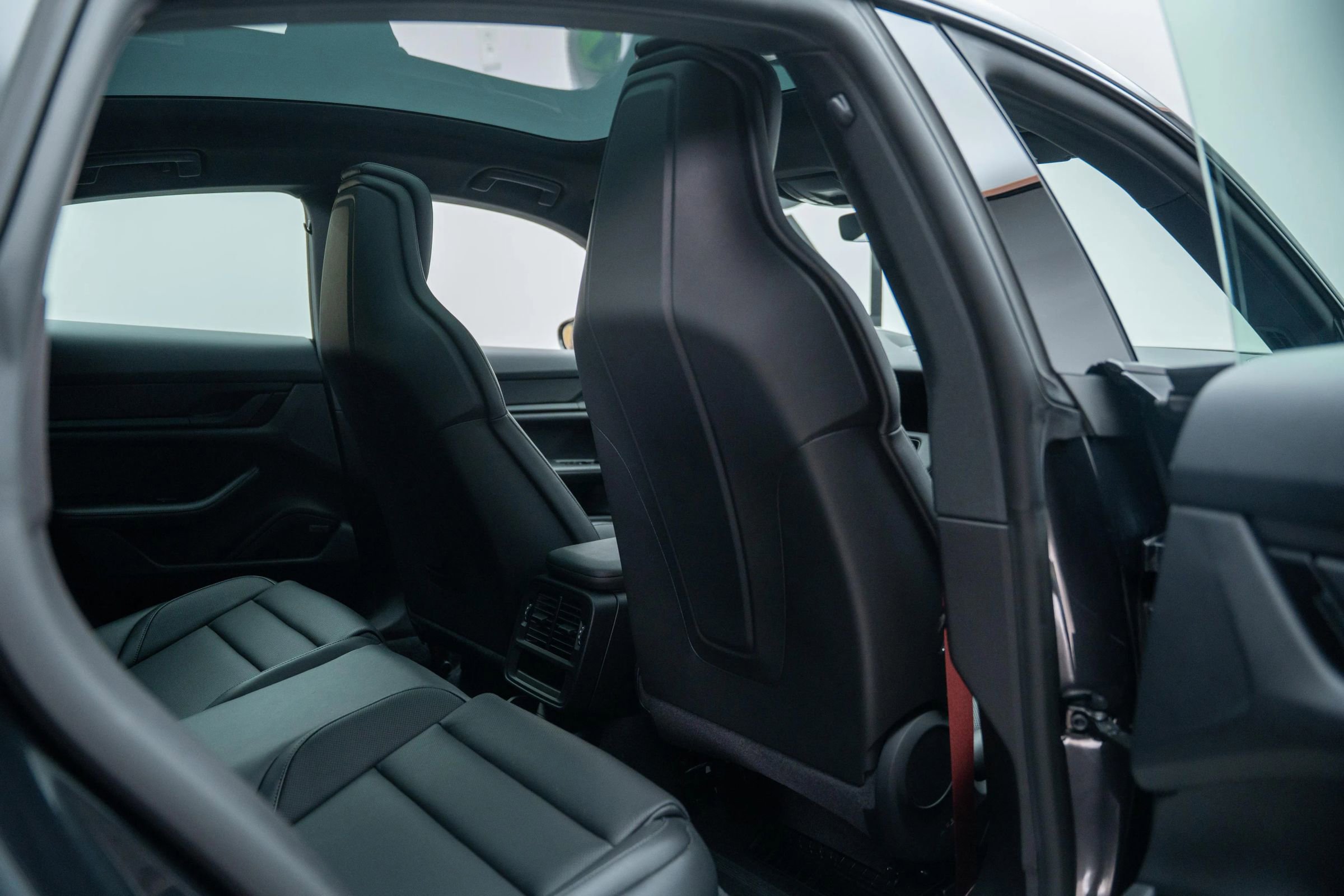 Used 2025 Porsche Taycan image 30