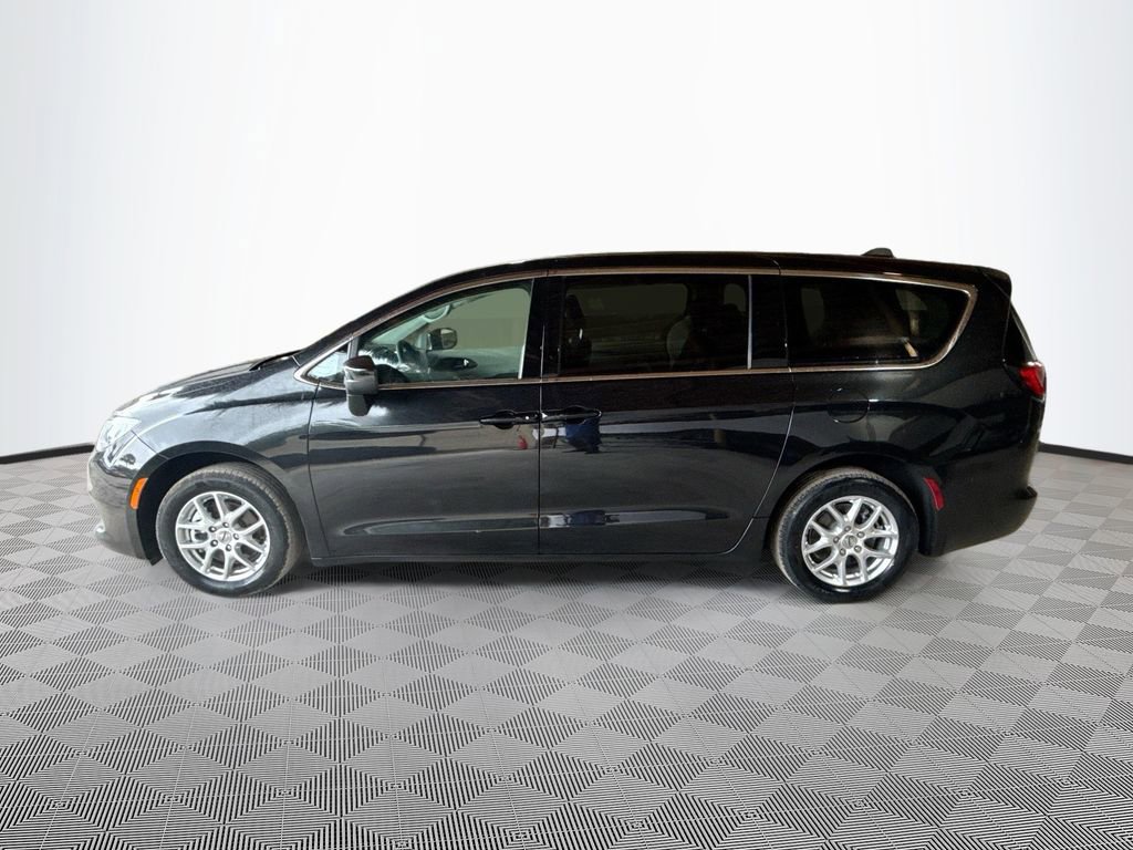 Used 2023 Chrysler Voyager LX FWD image 9