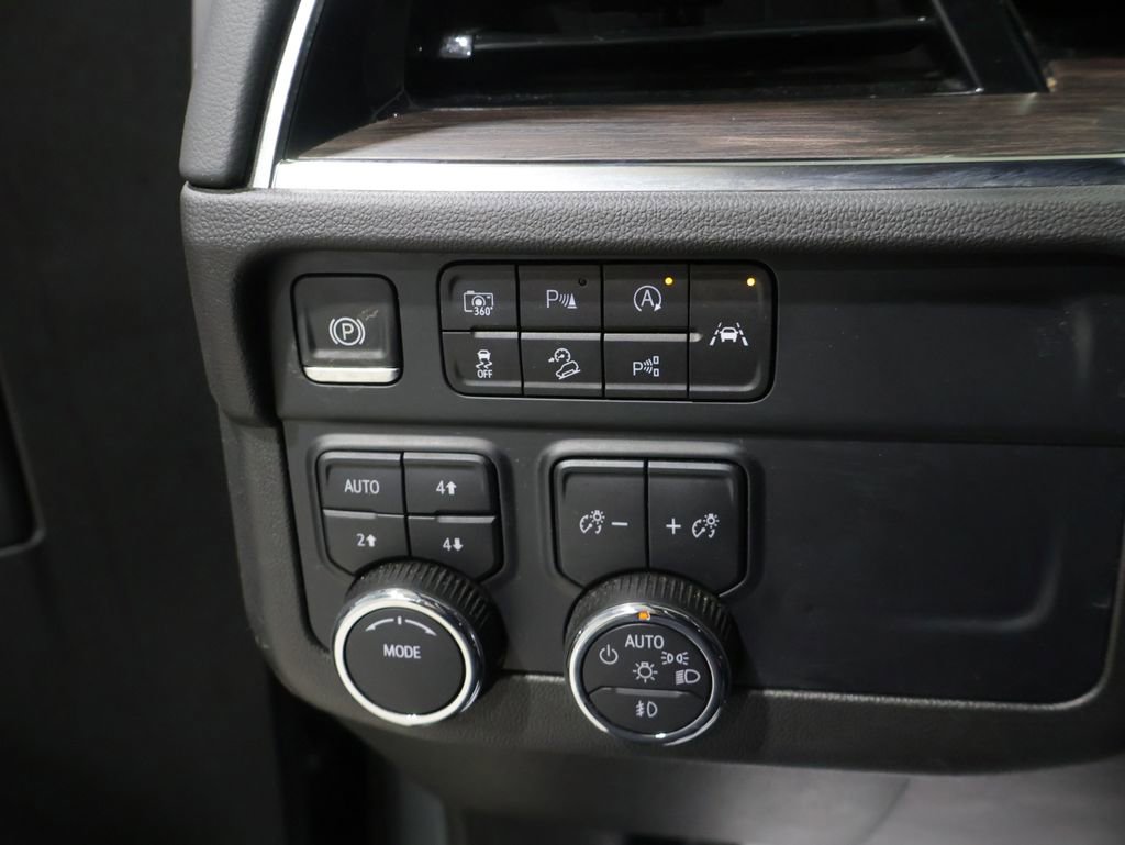 Used 2025 Chevrolet Suburban Z71 image 34