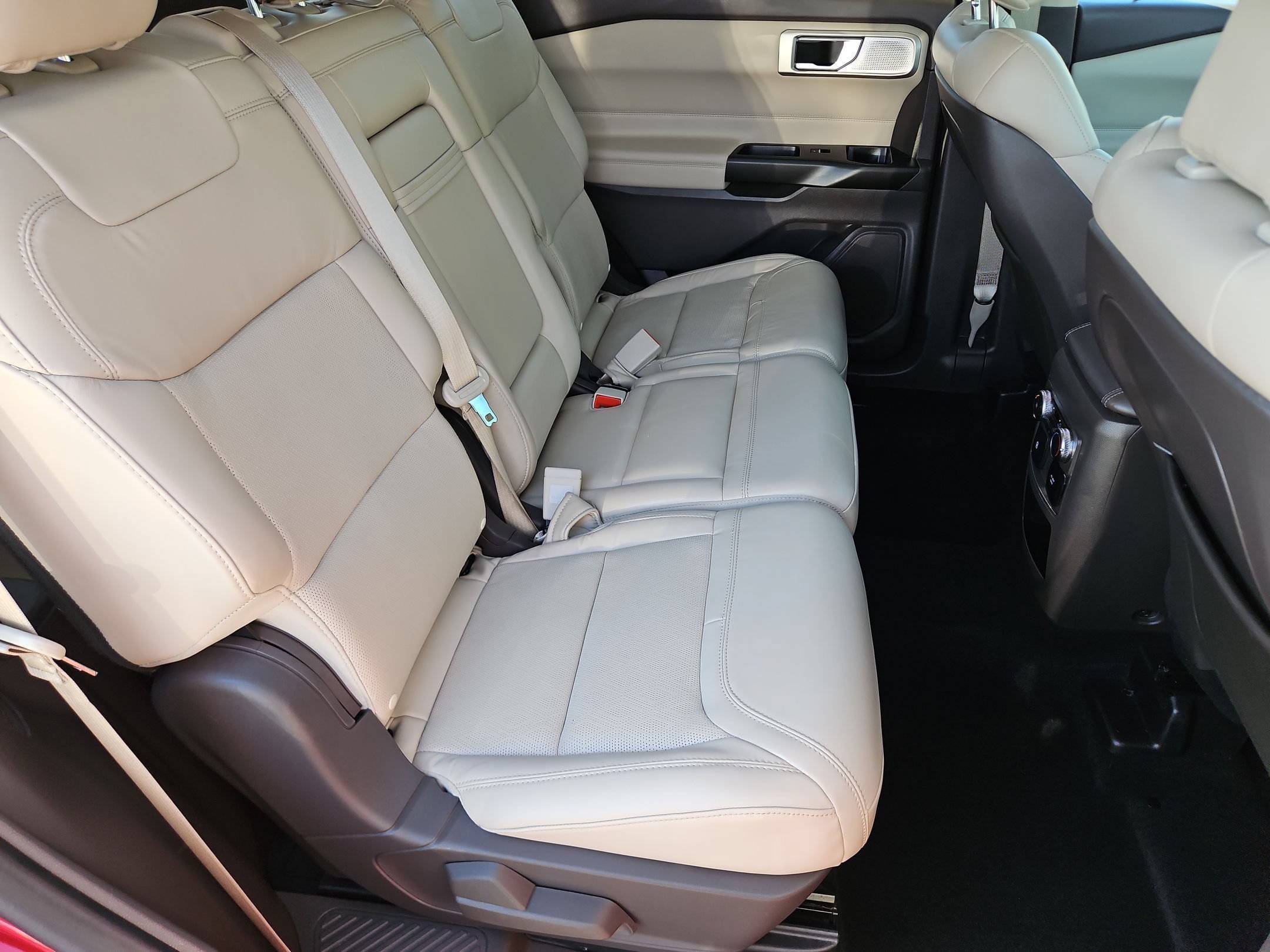 Used 2020 Ford Explorer Platinum w/ Premium Technology Package AWD/4WD image 26