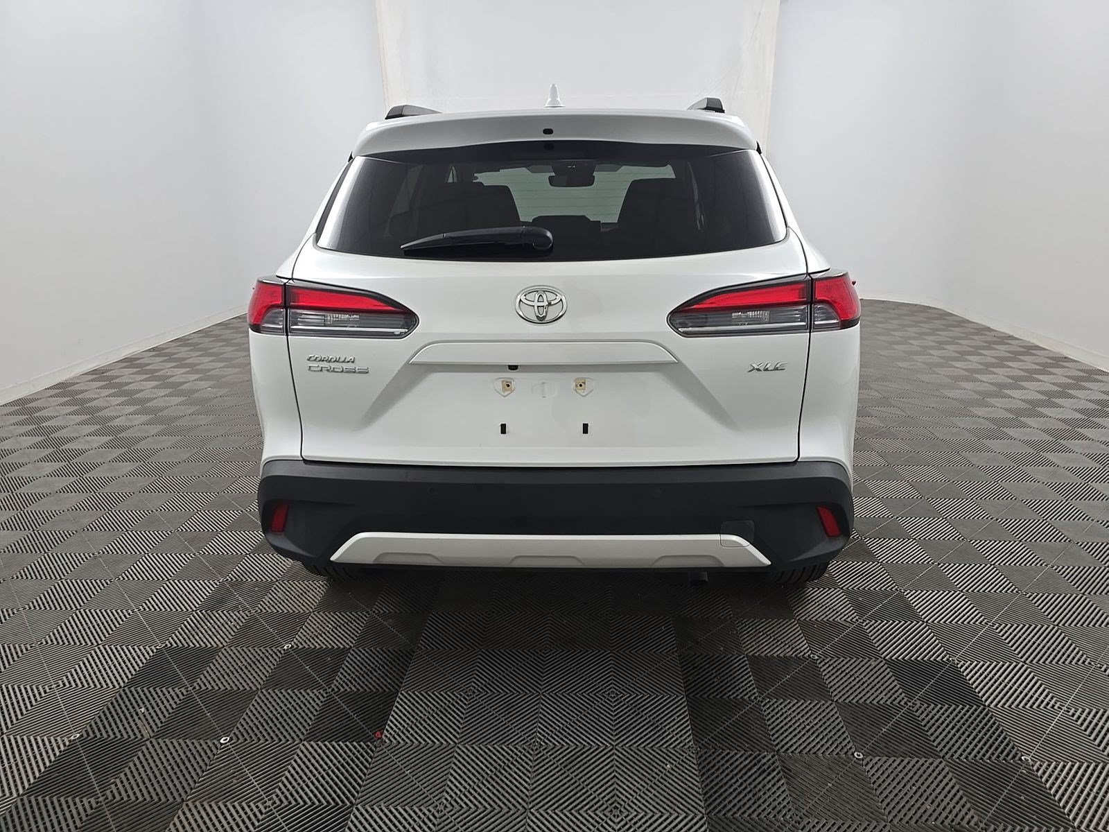 Used 2023 Toyota Corolla Cross XLE w/ Convenience Package FWD image 5