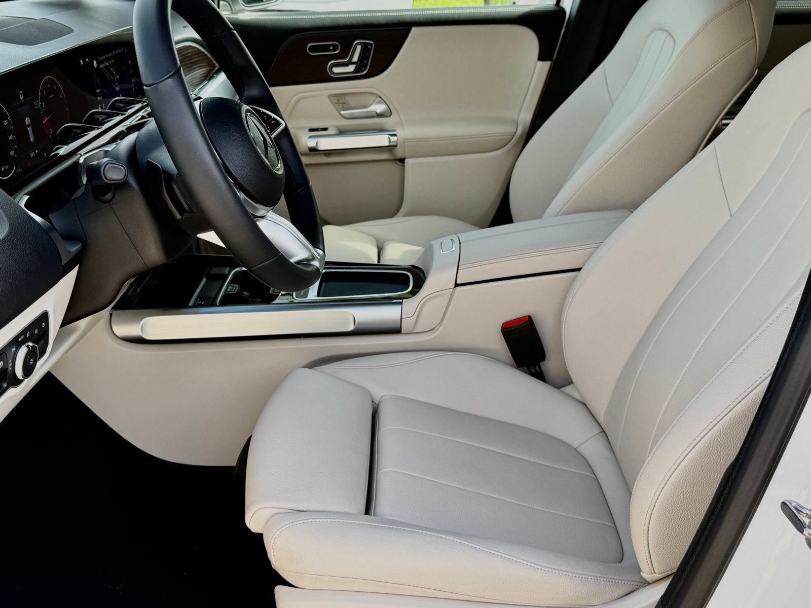 Used 2025 Mercedes-Benz GLB 250 image 27