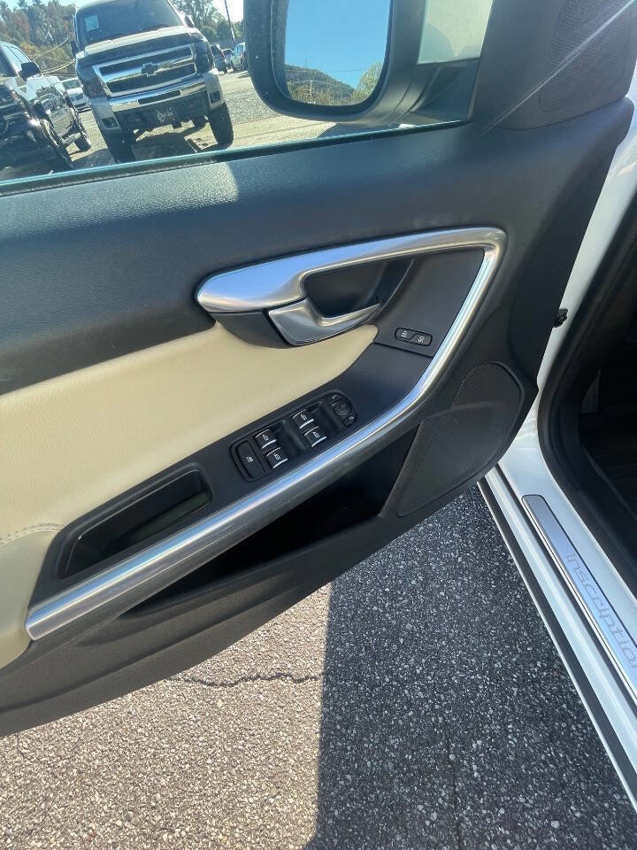 Used 2017 Volvo S60 T5 Inscription image 13