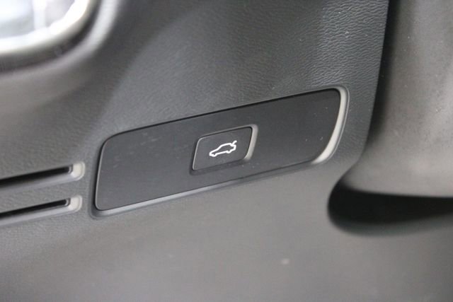 Used 2025 Volvo XC40 B5 Plus image 20