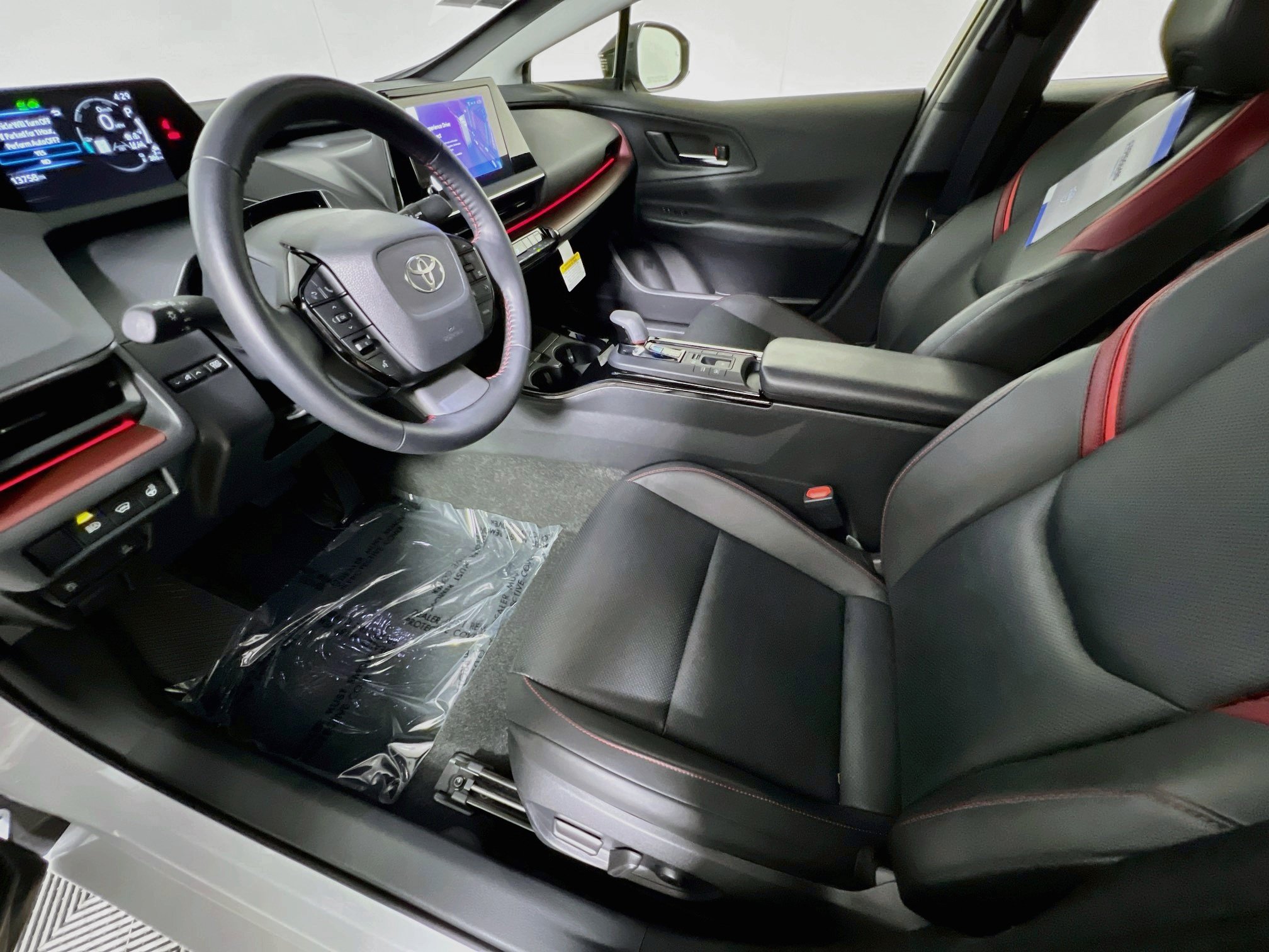 Used 2025 Toyota Prius Plug-In Hybrid FWD image 14