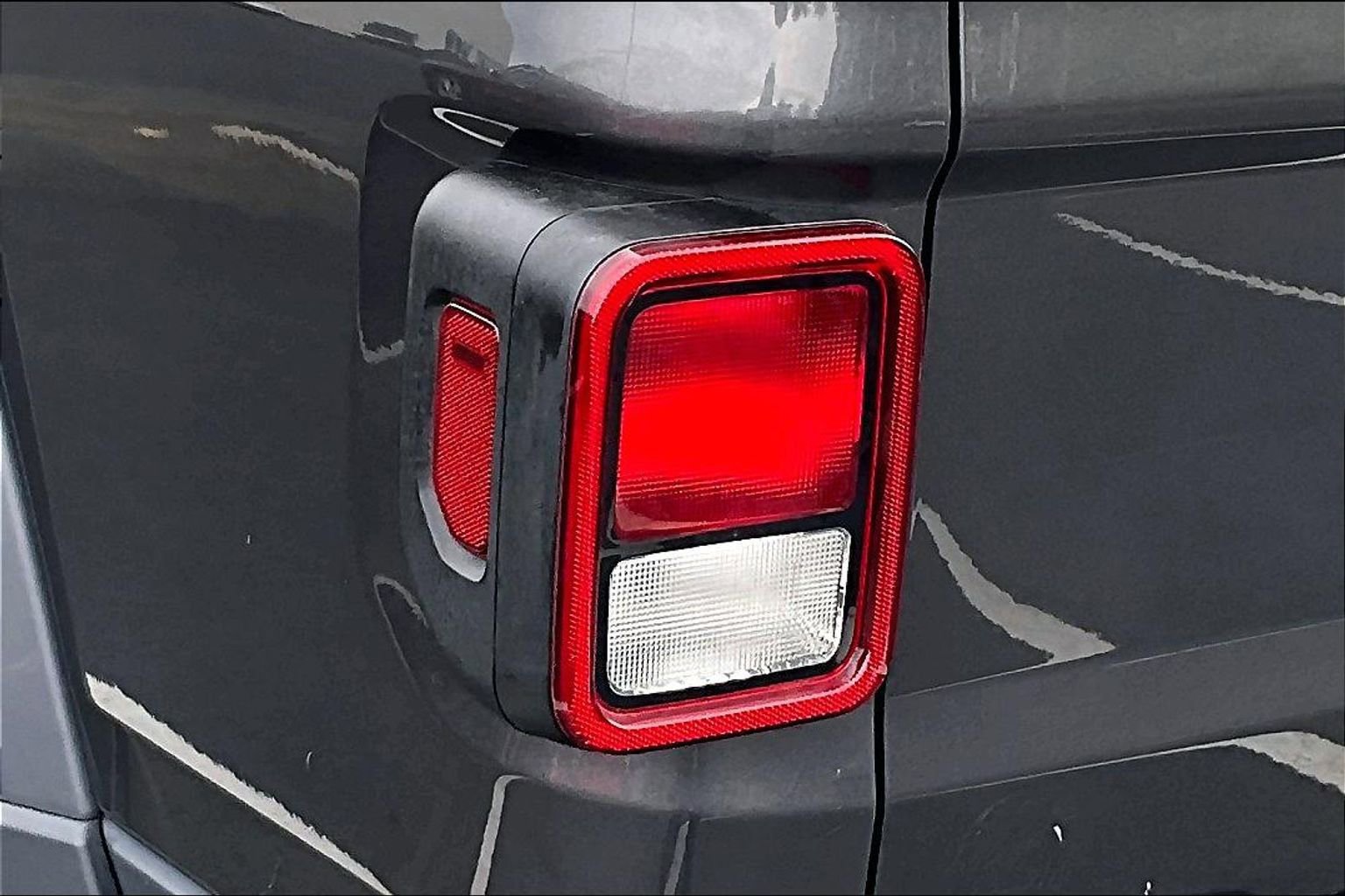 Used 2020 Jeep Gladiator Sport image 23