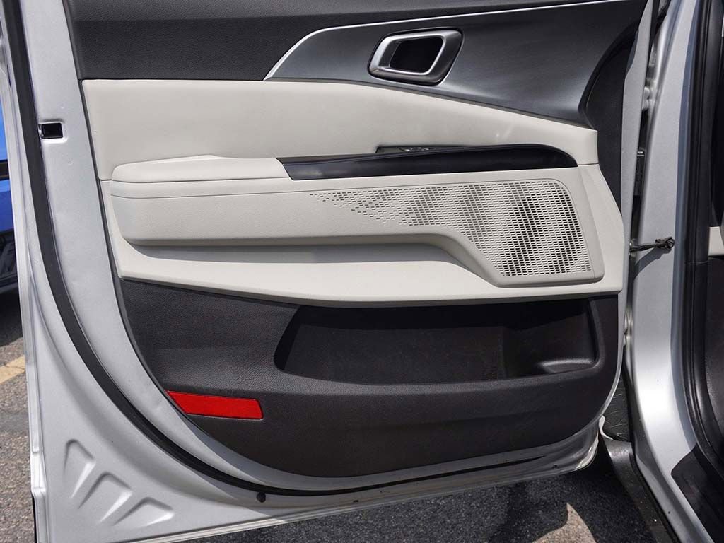 Used 2023 Kia Carnival LX image 20