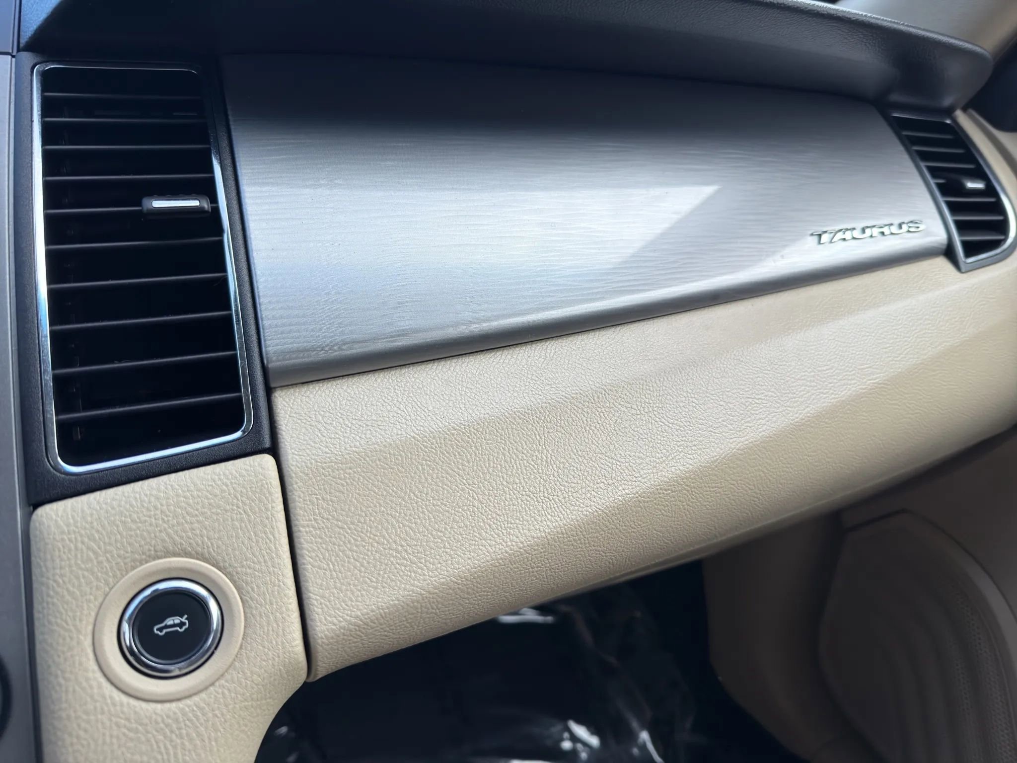 Used 2018 Ford Taurus SEL image 26