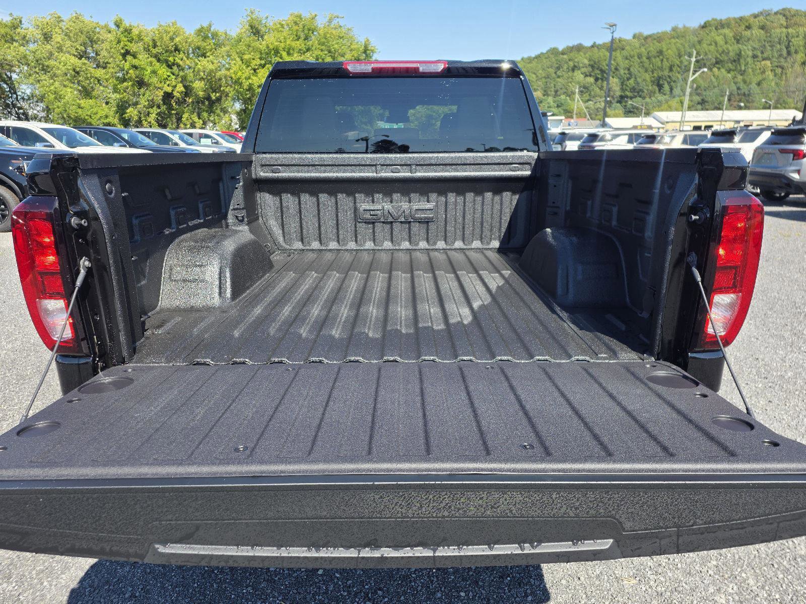 New 2026 GMC Sierra 1500 SLE image 9