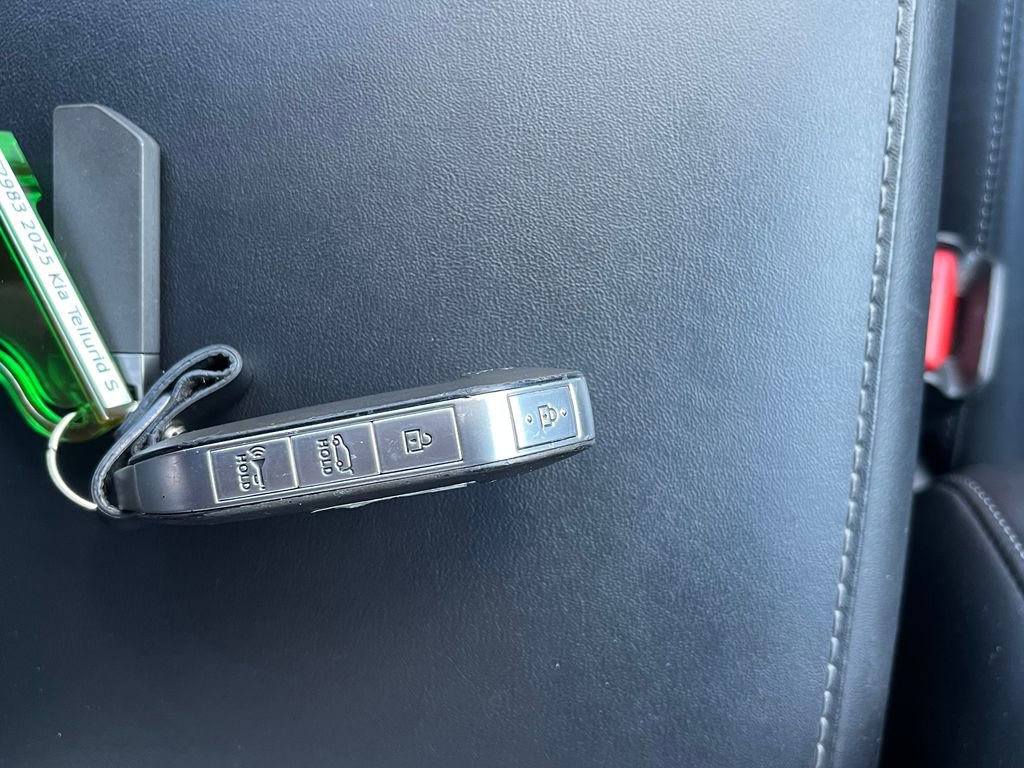 Used 2025 Kia Telluride S FWD image 35