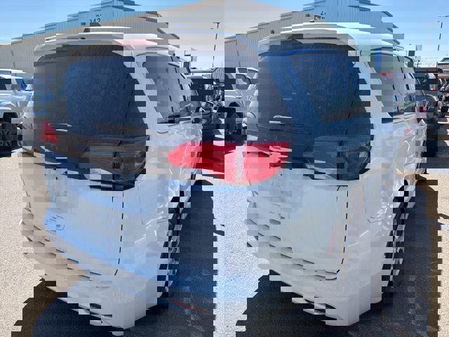 Used 2022 Chrysler Voyager LX image 2