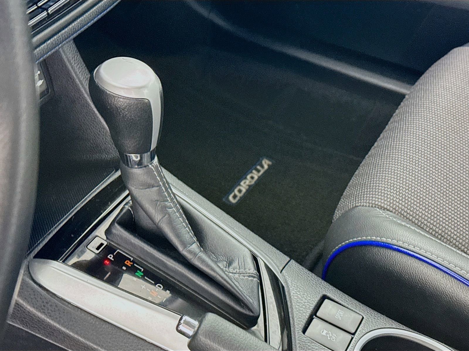 Used 2019 Toyota Corolla SE w/ Carpet Mat Package (TMS) FWD image 8