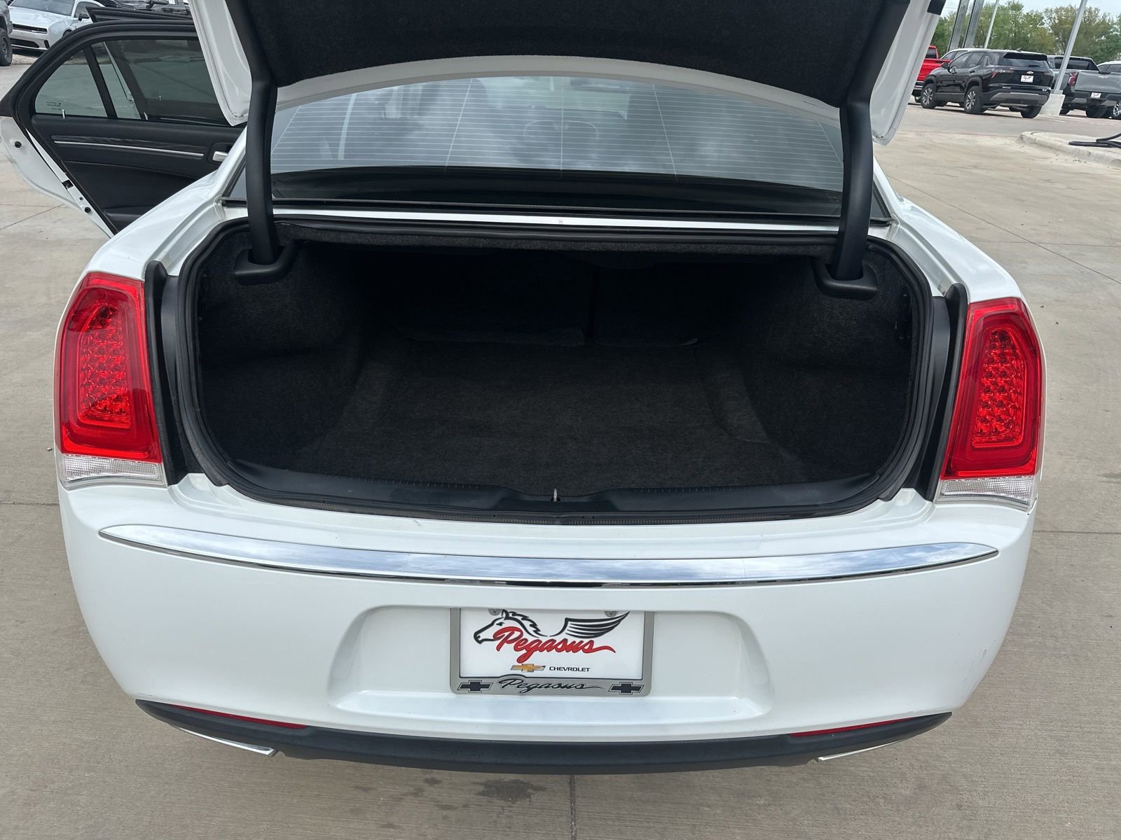 Used 2018 Chrysler 300 Touring L image 16