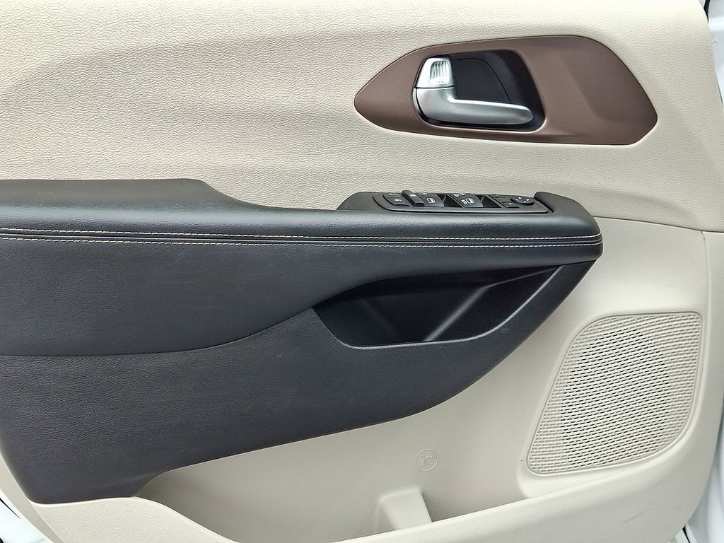 Used 2022 Chrysler Voyager LX image 14