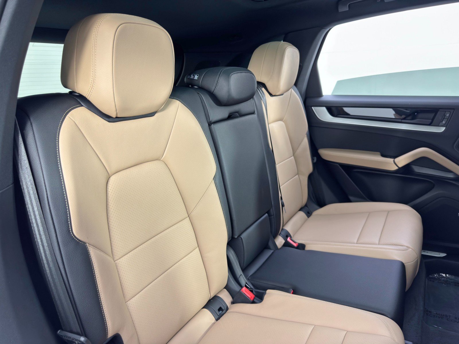 Used 2025 Porsche Cayenne S w/ Premium Package Plus image 45