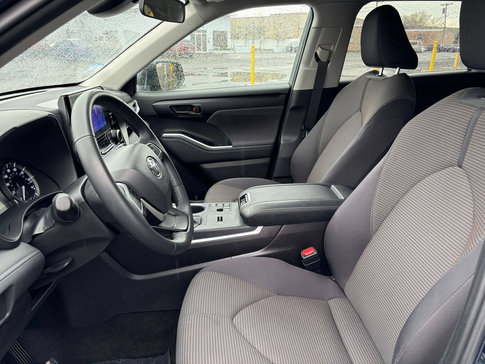 Used 2025 Toyota Highlander LE FWD image 25
