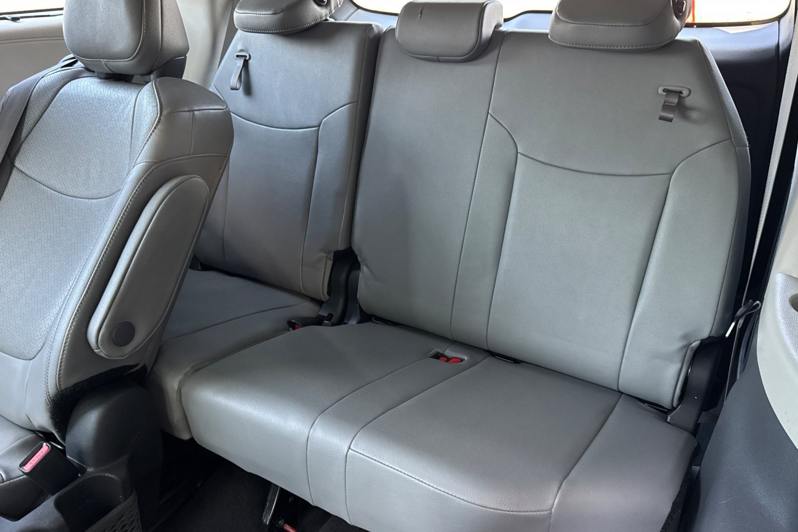 Certified 2024 Toyota Sienna Limited FWD image 20