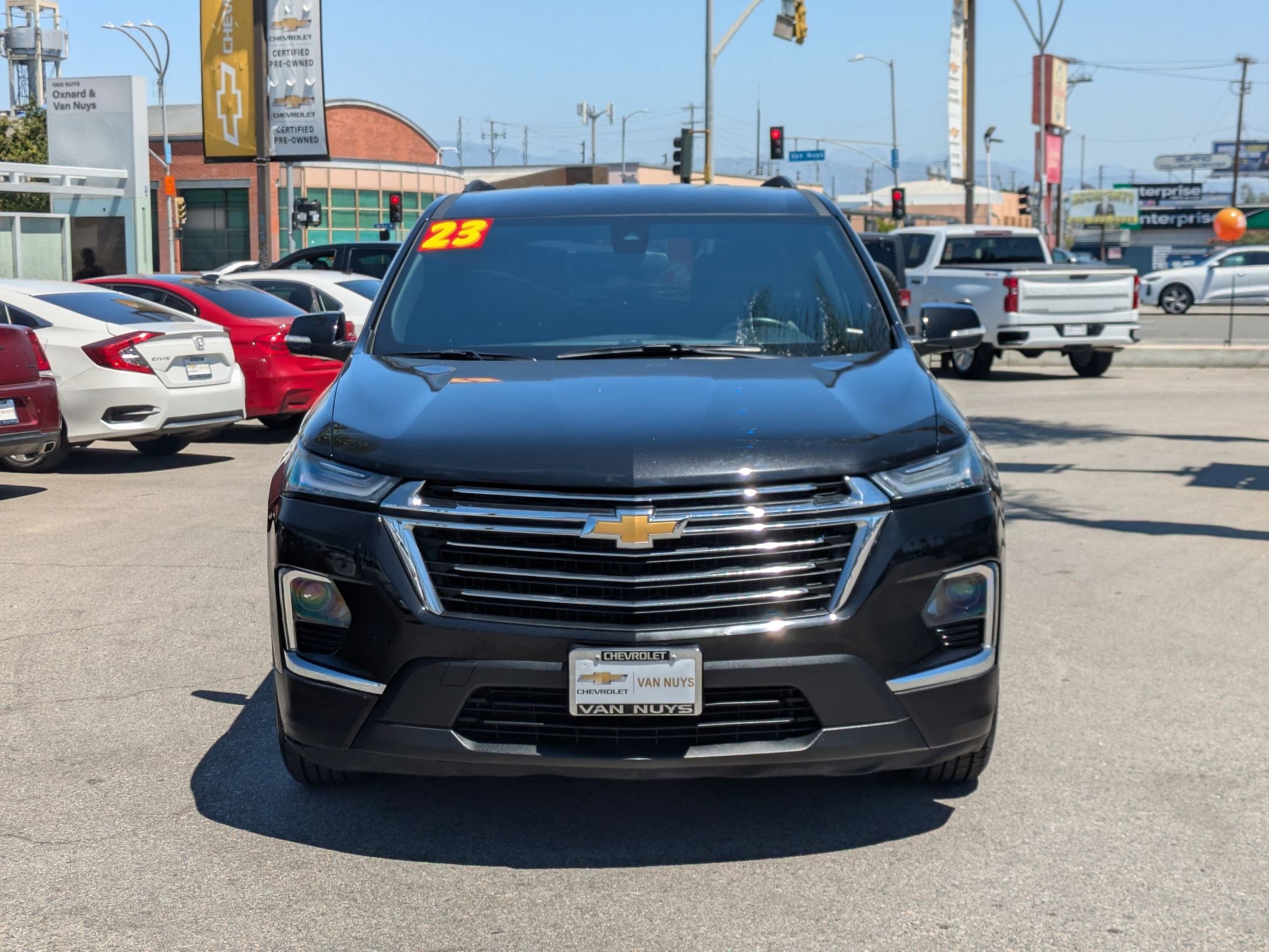 Used 2023 Chevrolet Traverse LT FWD image 2