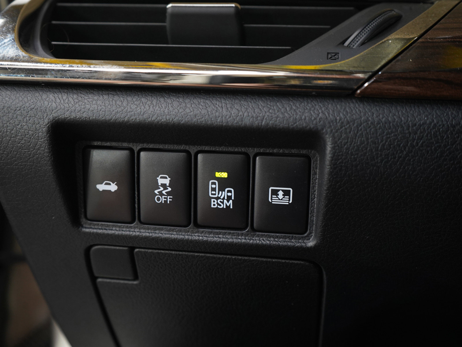 Used 2013 Toyota Avalon Limited FWD image 25