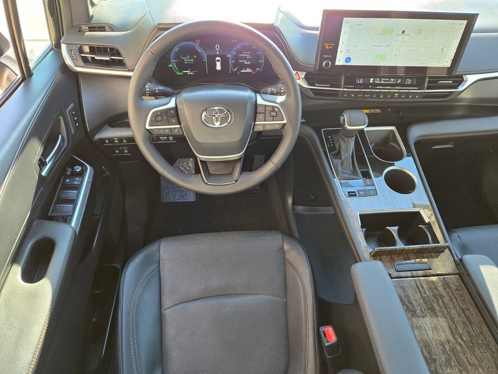 Used 2025 Toyota Sienna Limited image 15