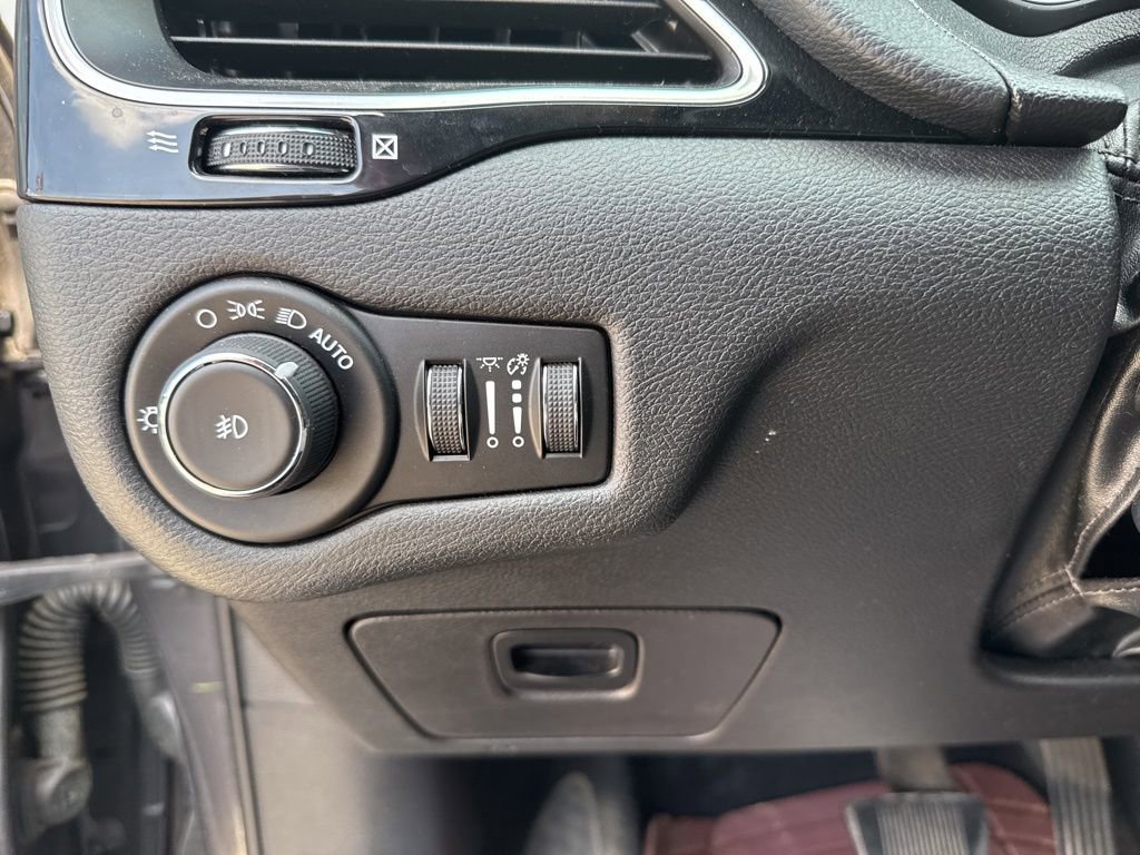 Used 2019 Jeep Cherokee Latitude Plus image 9