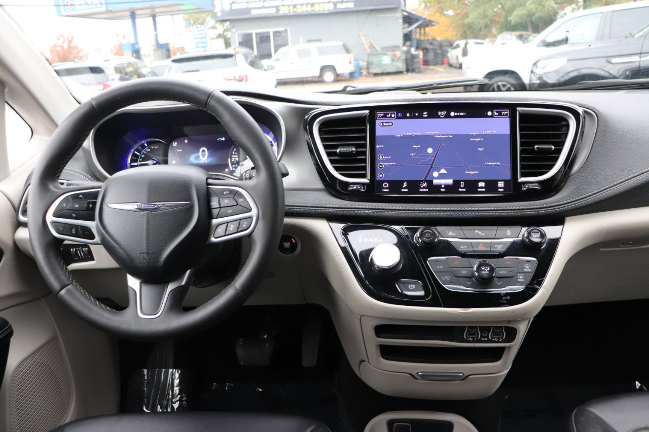 Used 2024 Chrysler Pacifica Limited image 19