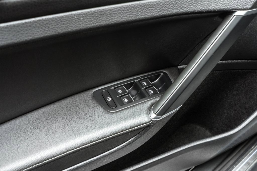 Used 2019 Volkswagen Golf R 4-Door image 17