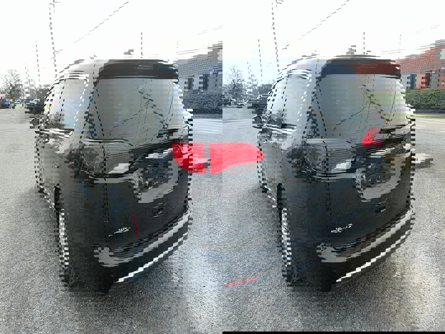 Used 2018 Chrysler Pacifica Touring-L image 3