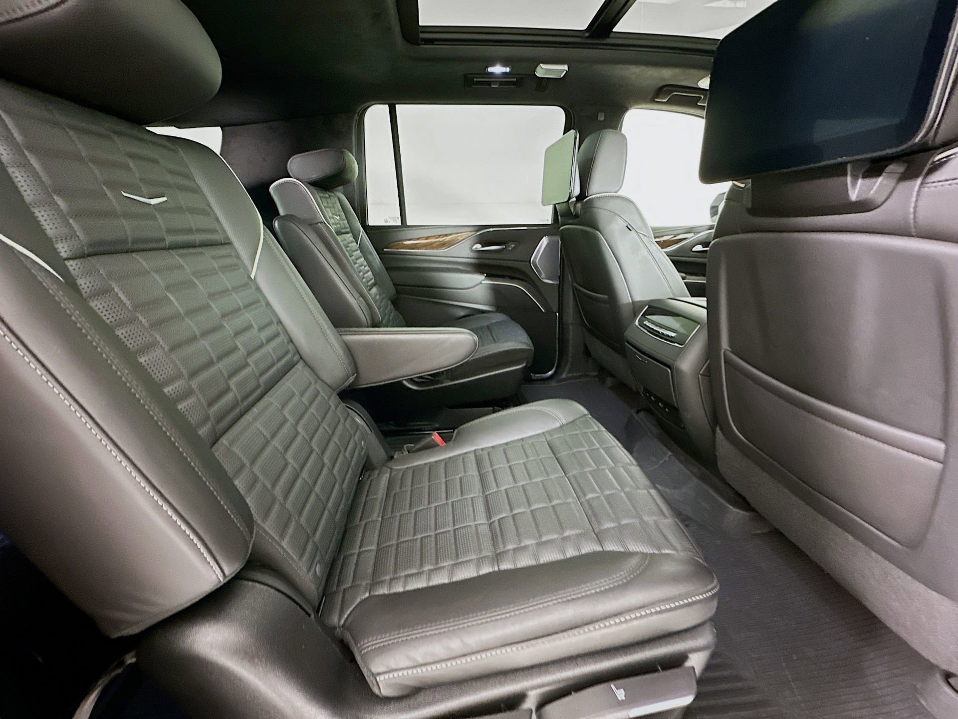 Used 2023 Cadillac Escalade ESV Sport Platinum w/ Heavy-Duty Trailer Package AWD/4WD image 30