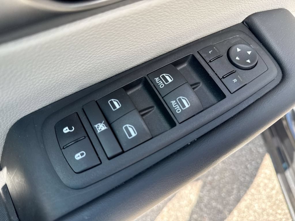 Used 2023 Chrysler Pacifica Touring-L AWD/4WD image 13