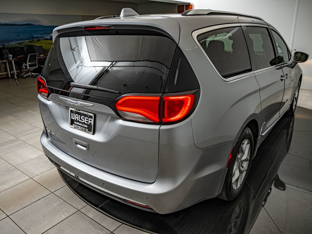Used 2018 Chrysler Pacifica Touring-L Plus w/ Tire & Wheel Group FWD image 16