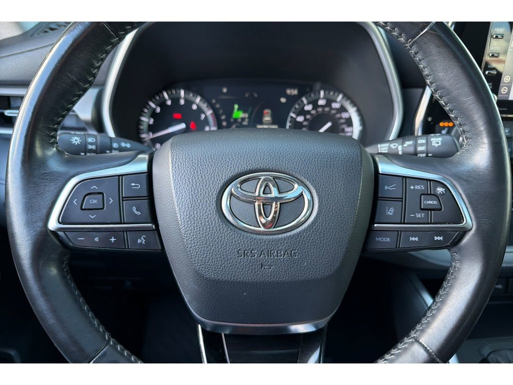 Used 2020 Toyota Highlander XLE image 28