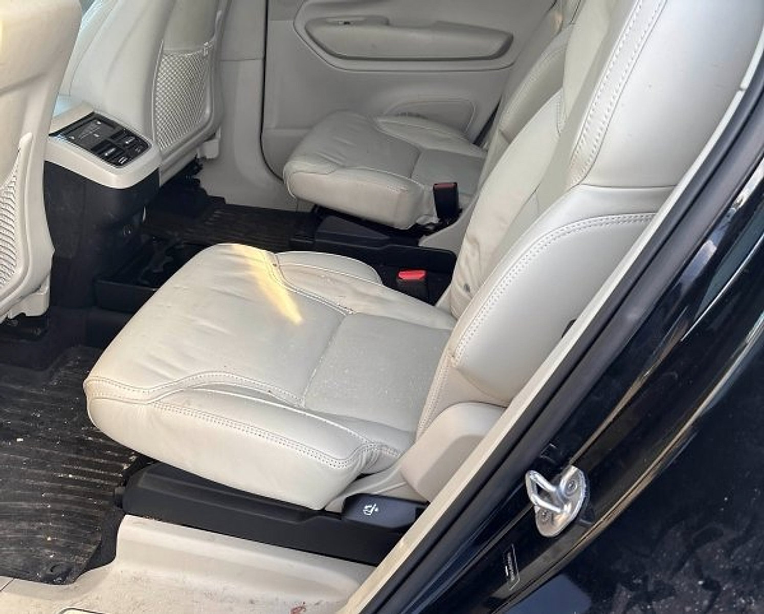 Certified 2023 Volvo XC90 B6 Ultimate w/ Protection Package image 11