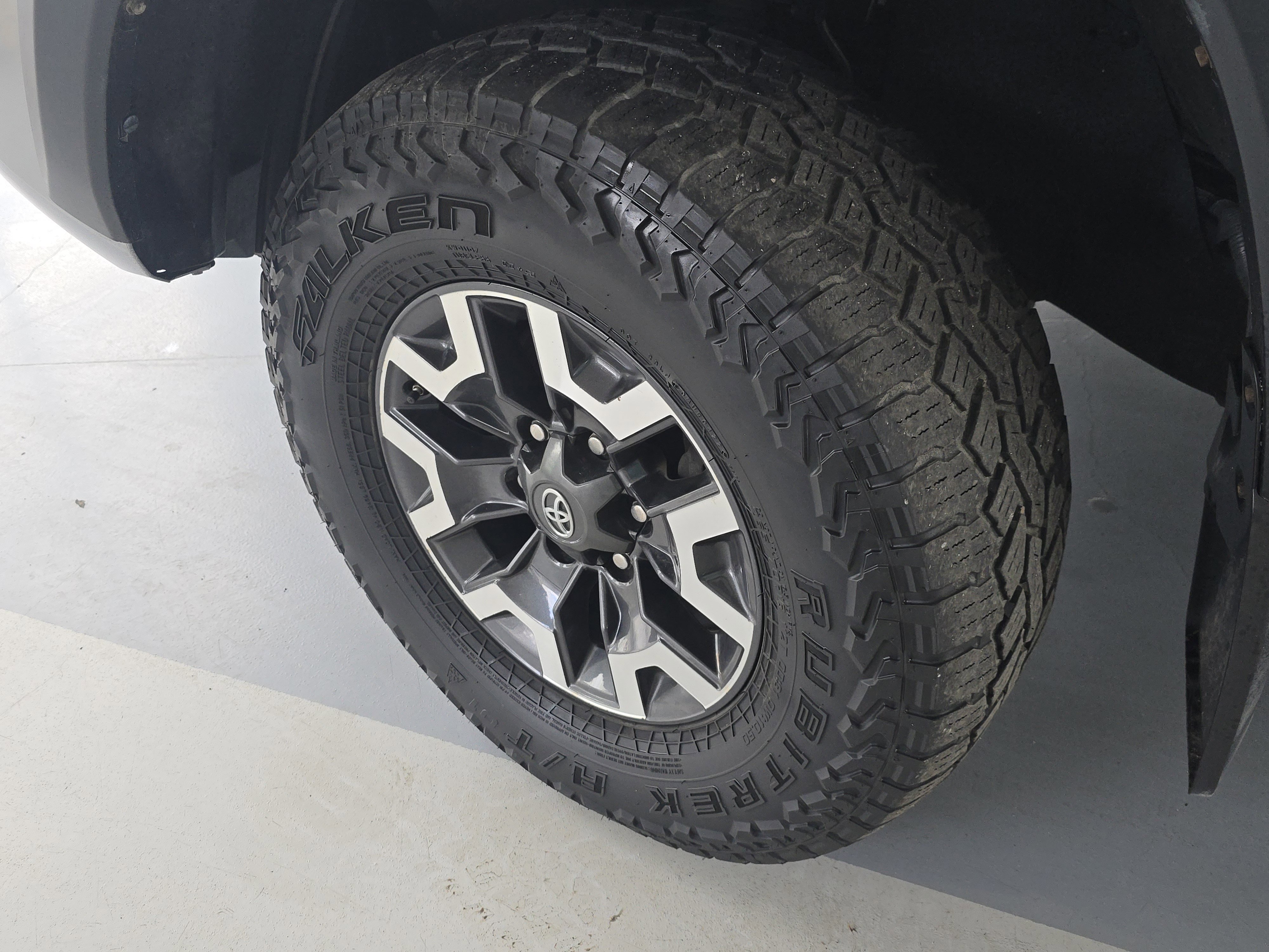 Used 2019 Toyota Tacoma TRD Off-Road image 10