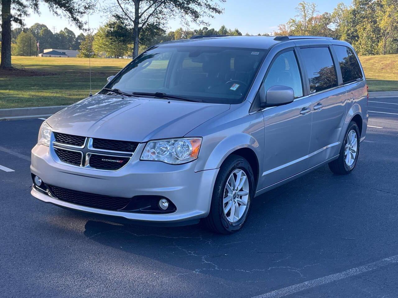 Used 2019 Dodge Grand Caravan SXT image 2