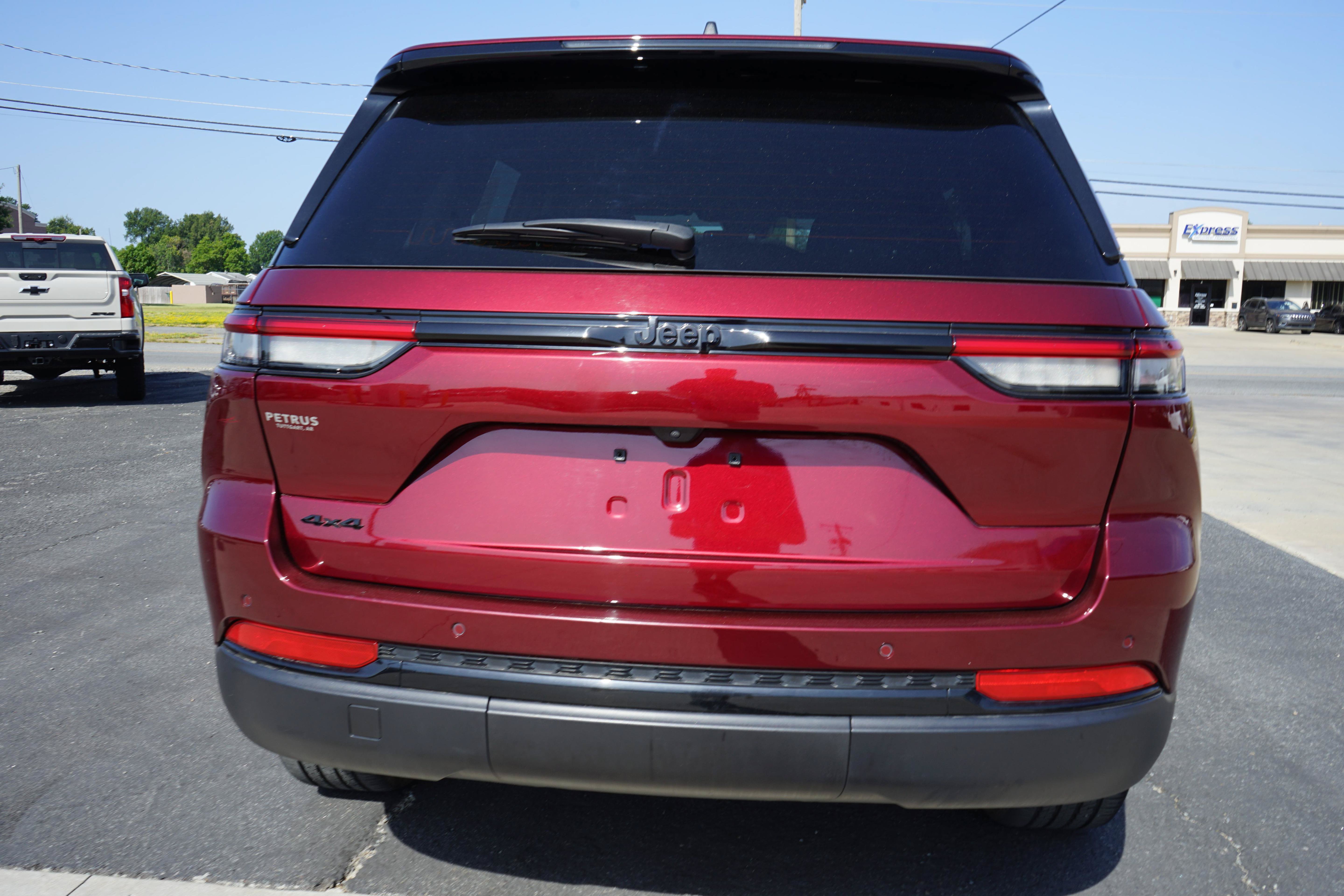 Used 2024 Jeep Grand Cherokee Altitude AWD/4WD image 4
