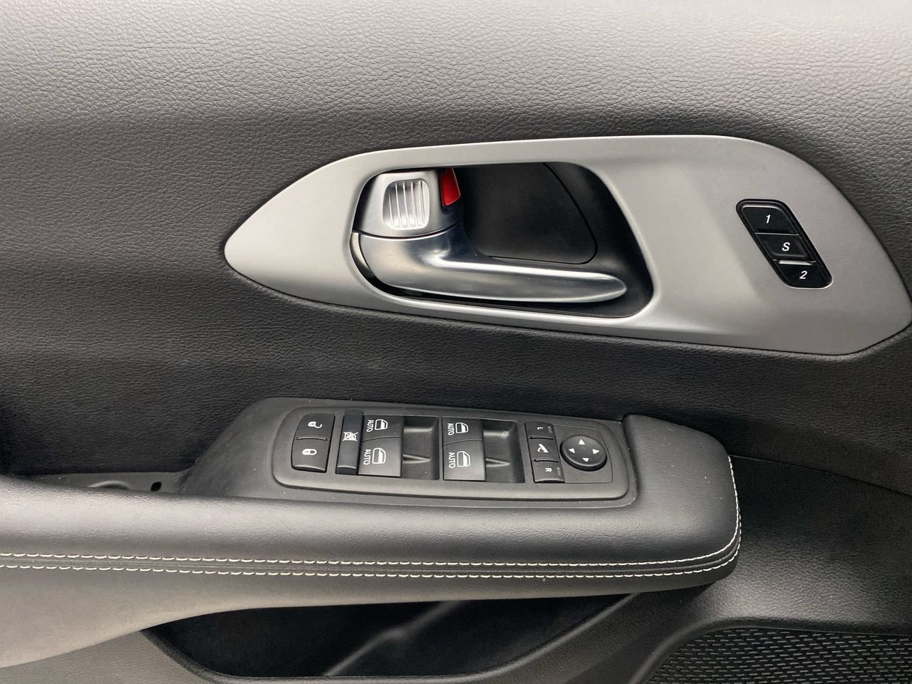 Used 2025 Chrysler Pacifica Limited FWD image 12