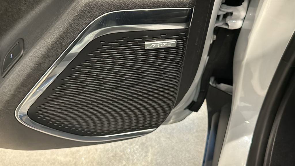 Used 2025 GMC Acadia Elevation w/ Elevation Premium Package image 25