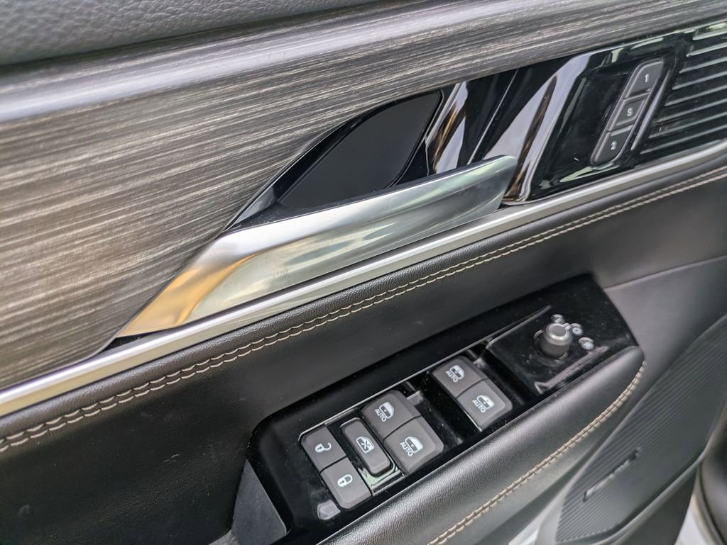 Used 2024 Jeep Wagoneer Series II w/ Flexible Seating Group image 12