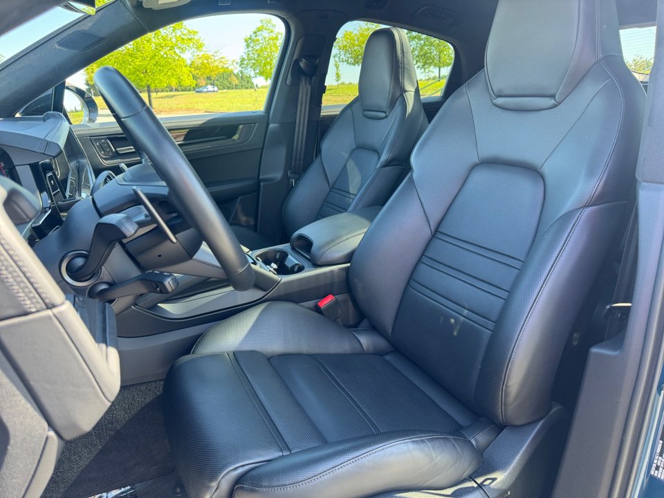 Certified 2025 Porsche Cayenne GTS AWD/4WD image 5