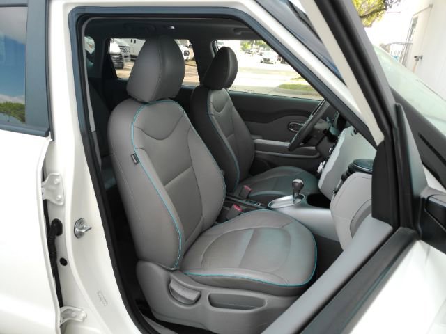 Used 2019 Kia Soul EV + w/ Sun & Fun Package image 22