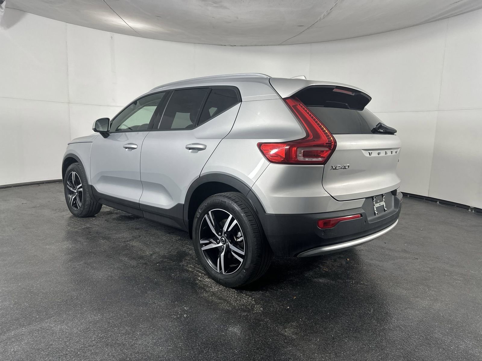 Used 2023 Volvo XC40 B5 Core image 9