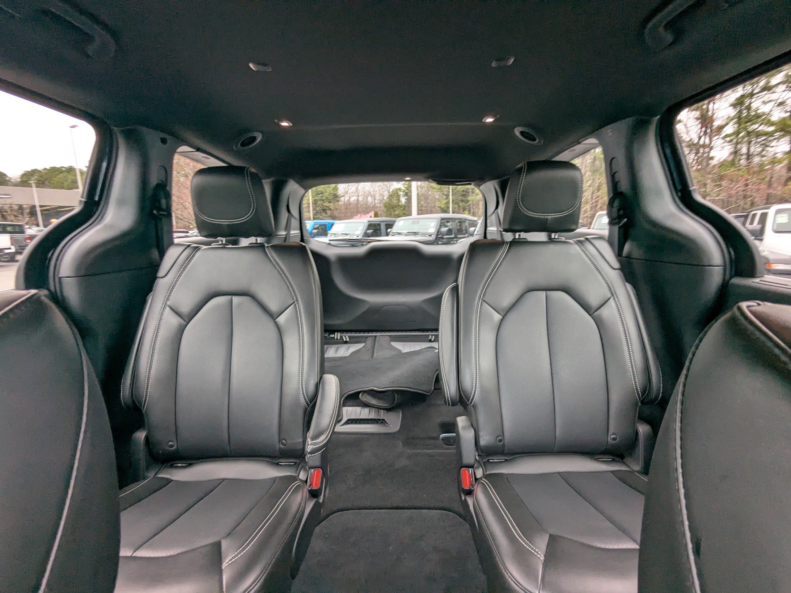 Used 2025 Chrysler Pacifica Select image 10