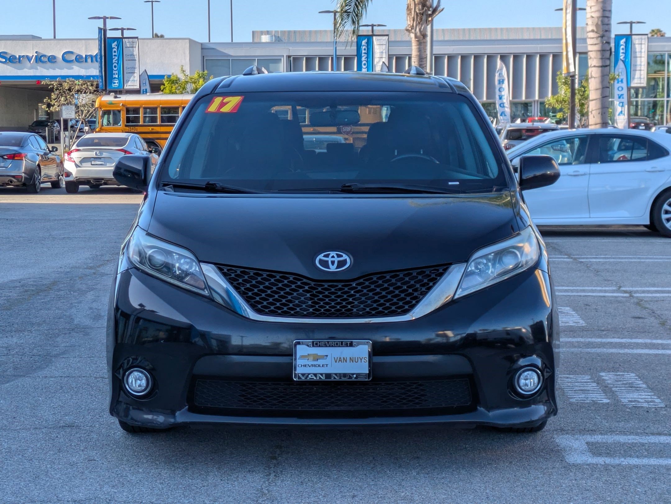 Used 2017 Toyota Sienna SE image 2