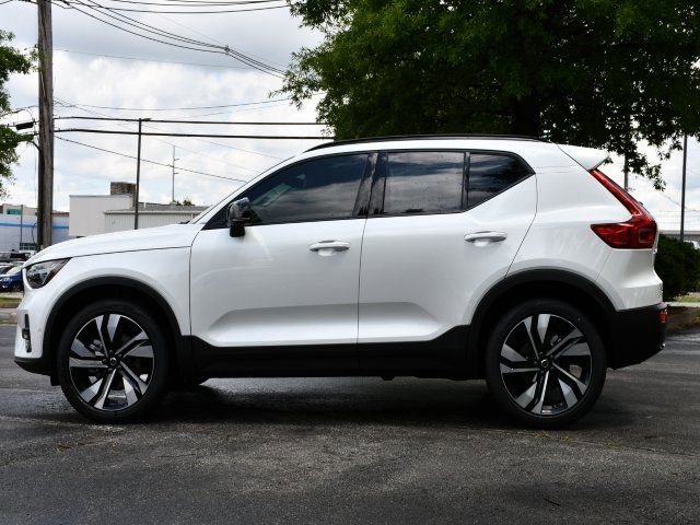 Used 2025 Volvo XC40 B5 Plus w/ Protection Package Premier AWD/4WD image 4