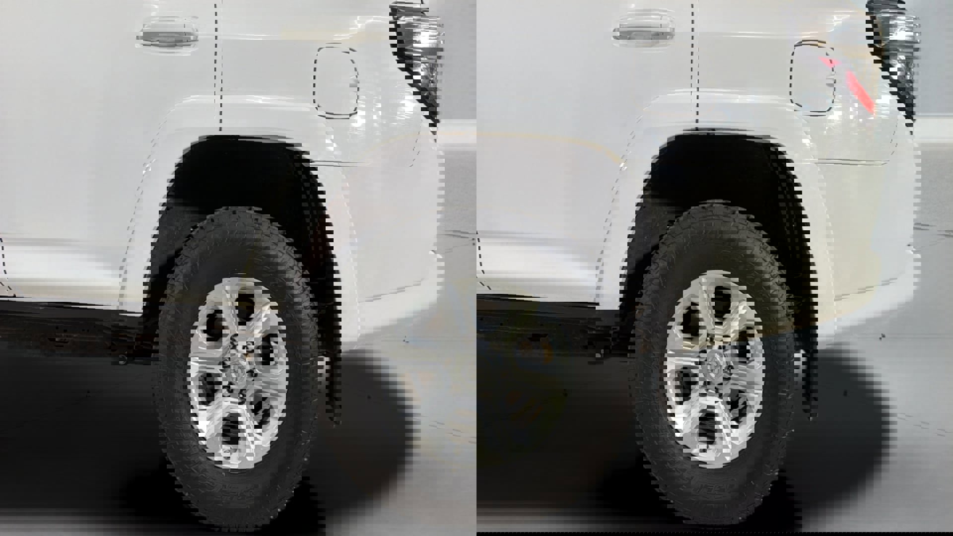 Used 2018 Toyota 4Runner SR5 AWD/4WD image 37