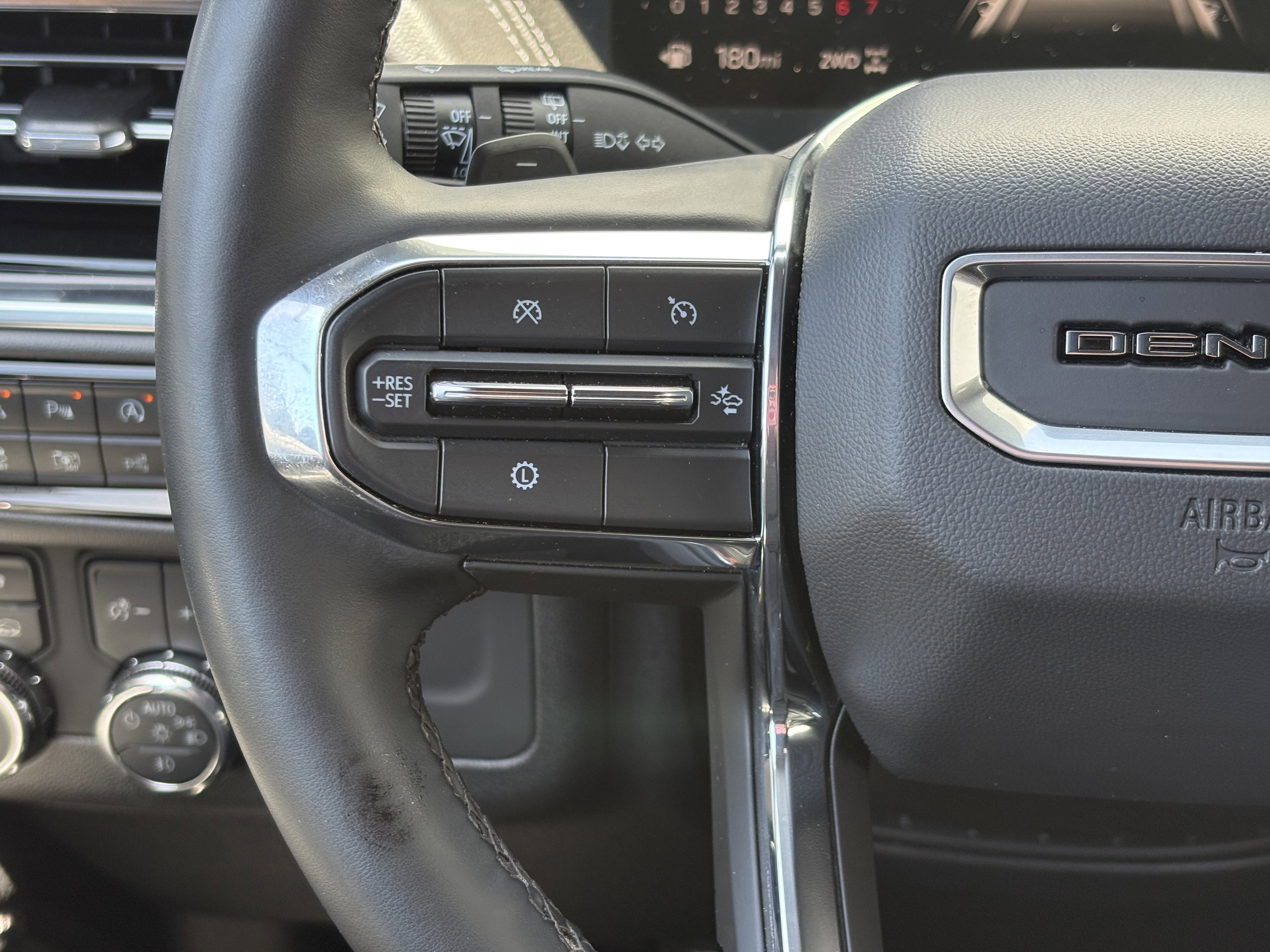 Used 2025 GMC Yukon XL Denali AWD/4WD image 18