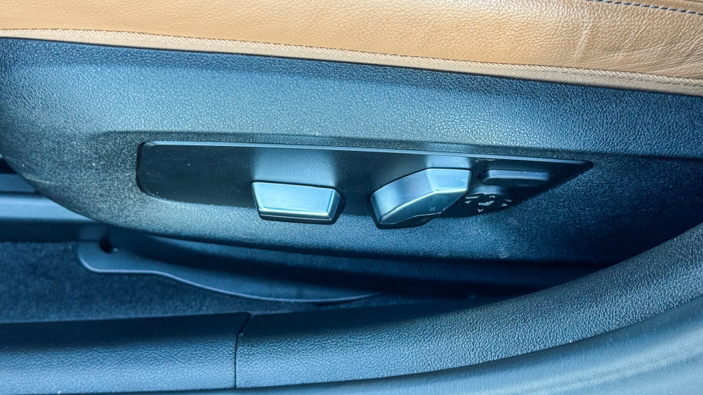 Used 2022 BMW 530e w/ Premium Package RWD image 25