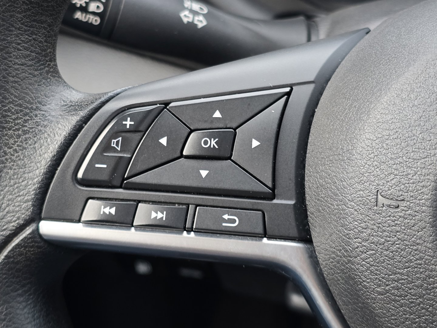 Used 2023 Nissan Kicks SV image 10