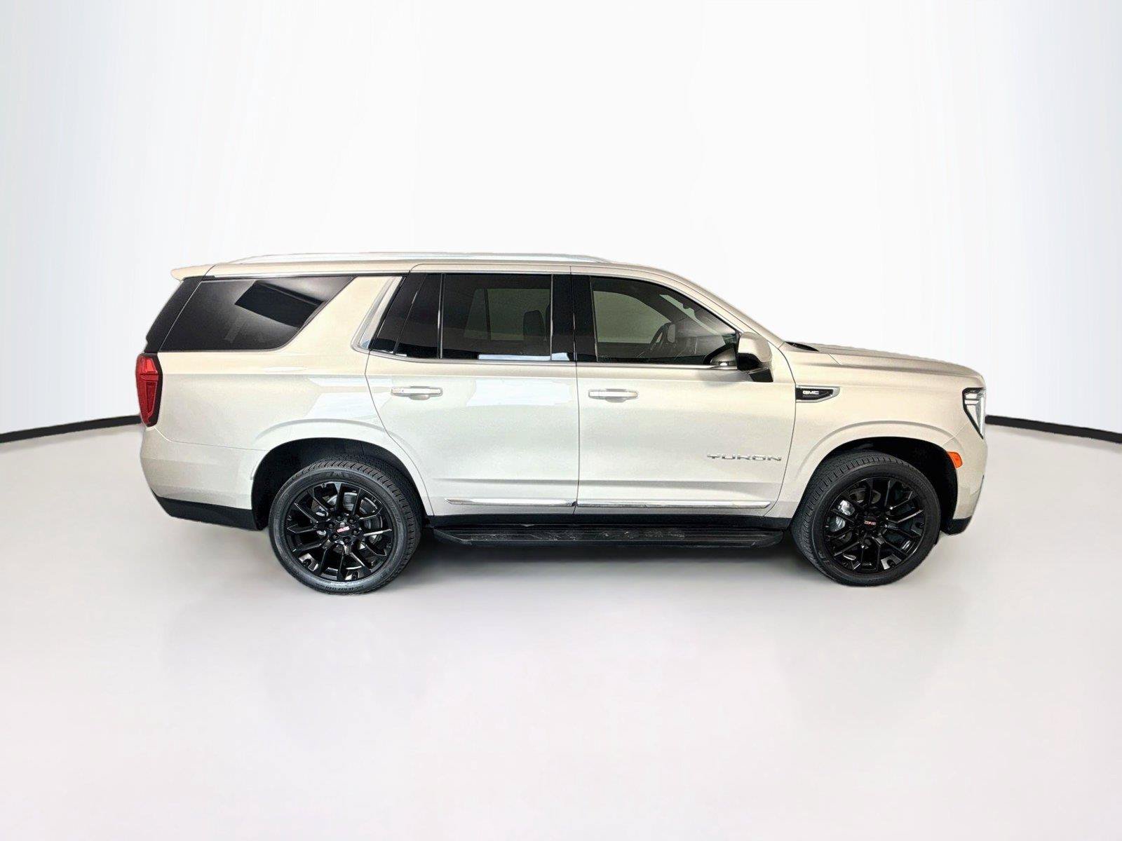 Used 2023 GMC Yukon SLT AWD/4WD image 7